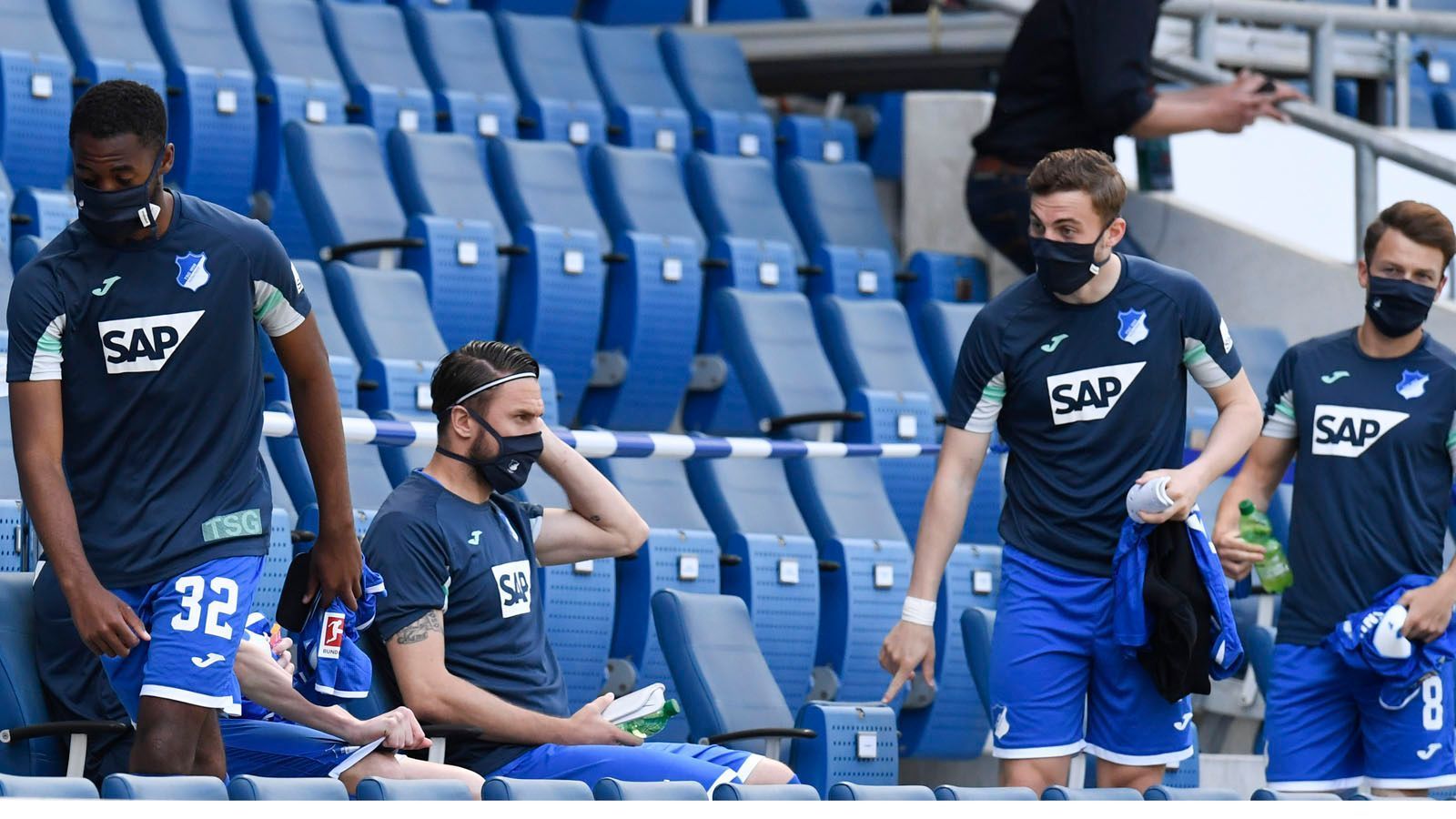 
                <strong>Die kuriosen Bilder des Bundesliga-Restarts</strong><br>
                Die Ersatzspieler sitzen nicht mehr dichtgedrängt auf der Ersatzbank, sondern mit weitem Abstand und Schutz auf der Tribüne. 
              