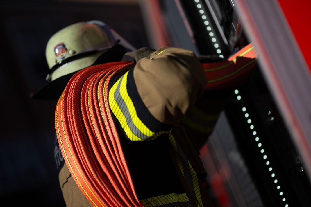 Bei einem Brand in Pforzheim sind mehrere Feuerwehrleute leicht verletzt worden. (Symbolbild)