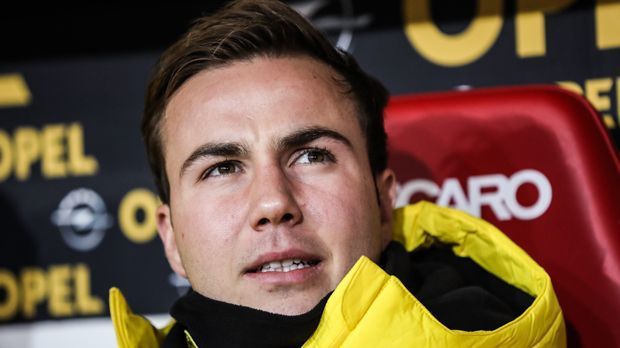 
                <strong>Mario Götze (Borussia Dortmund)</strong><br>
                Mario Götze (Borussia Dortmund): Der Rückkehrer zum BVB fand bislang sportlich kaum in die Spur bei seinem Stammverein und fällt nun auch noch auf unbestimmte Zeit wegen einer Stoffwechselerkrankung aus. BVB-Boss Hans-Joachim Watzke kündigte schon mal eine längere Ausfallzeit an. "Das wird keine Kurzzeit-Sache werden." Laut Vereinsangaben spreche der 24-Jährige aber "positiv auf die erste Phase seiner Behandlung an". Sportlich hat Götze nach seiner Rückkehr auf den Platz noch viel Luft nach oben. In der laufenden Saison erzielte der Weltmeister von 2014 in elf Bundesliga-Spielen nur einen einzigen Treffer.
              