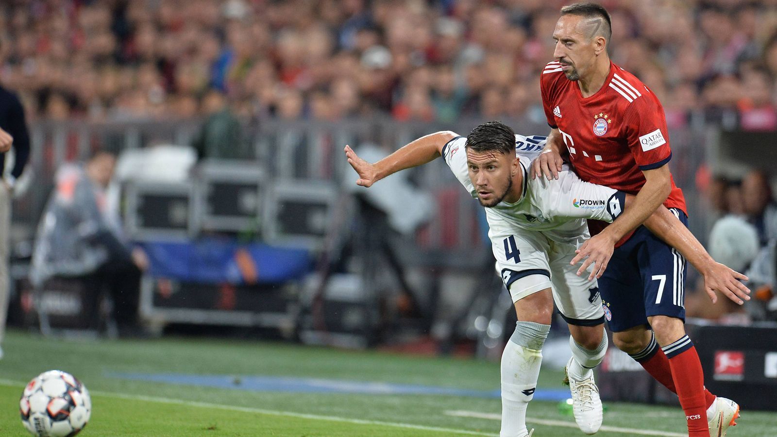 
                <strong>Franck Ribery (FC Bayern München)</strong><br>
                Der achtmalige deutsche Meister spielt eine gute Partie in Hälfte eins. Wirkt agil und holt sich die Bälle auch mal im Zentrum ab, weil der Flügel gut zugestellt wird. Mit zunehmender Spieldauer baut der Franzose aber ab, holt dennoch kurz vor seiner Auswechslung den wichtigen (und extrem schmeichelhaften) Elfmeter raus. ran-Note: 2
              