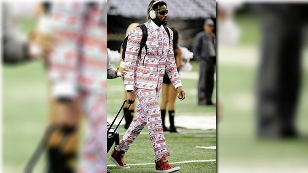 
                <strong>Devin Taylor (Detroit Lions)</strong><br>
                Devin Taylor (Detroit Lions). Mit diesem weiß-grün-roten Anzug zeigte sich Devin Taylor, Defensive End der Detroit Lions, vor einem Spiel kurz vor Weihnachten. Diese Kombination mit den braunen Schuhen und den Kopfhörern ist so schräg, dass sie schon wieder Stil hat.
              