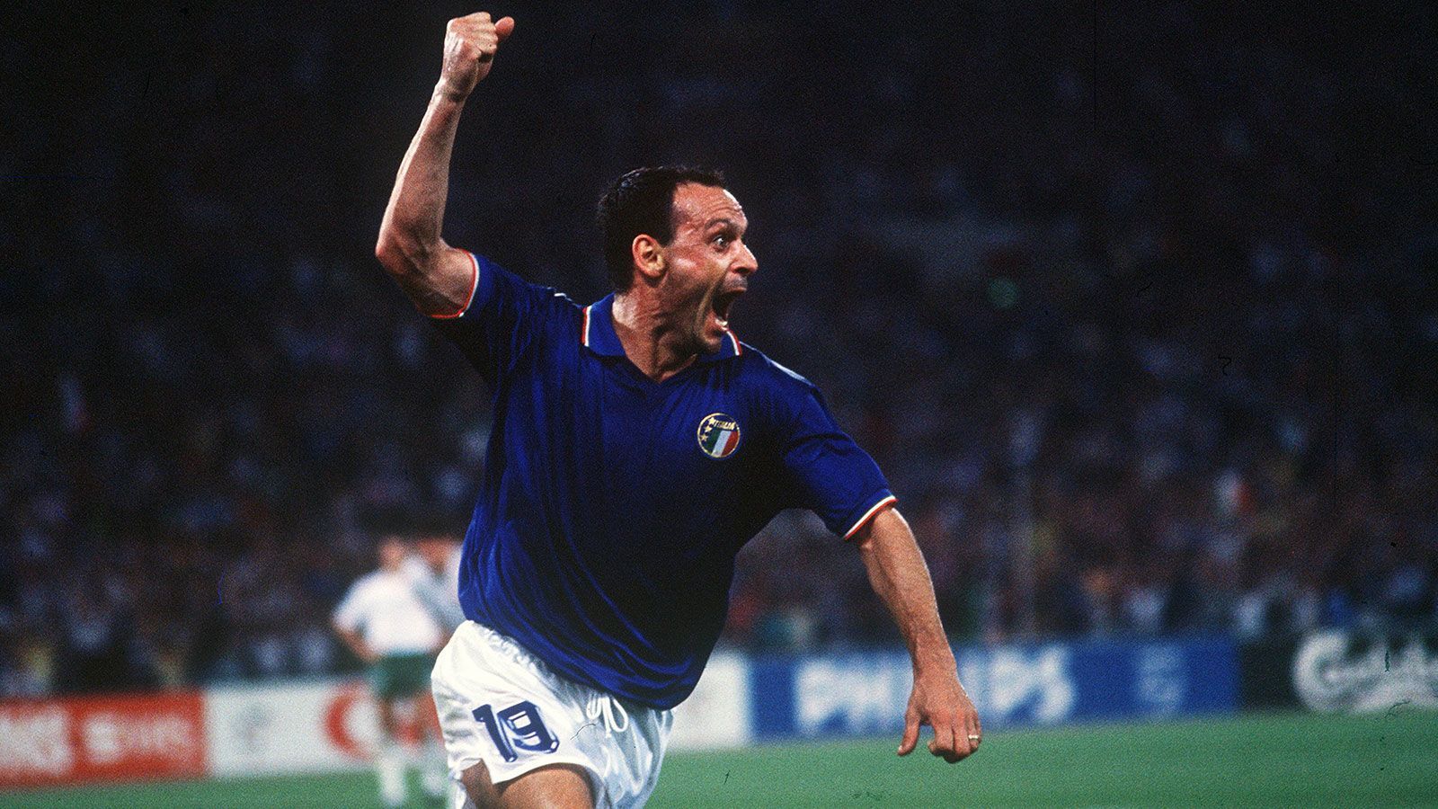 
                <strong>Salvatore Schillaci (Italien)</strong><br>
                WM 1990 in Italien: Salvatore Schillaci wurde bei der Heim-WM 1990 Torschützenkönig und zum besten Spieler des Turniers gewählt. Sechs Treffer erzielte der frühere Stürmer von Juventus Turin damals, trotzdem war im Halbfinale gegen Argentinien Endstation. Nach der WM wurde es ruhig um "Toto". Relativ unbeachtet wechselte er 1994 als erster Italiener in die J League nach Japan und beendete schließlich 1997 seine Karriere.
              