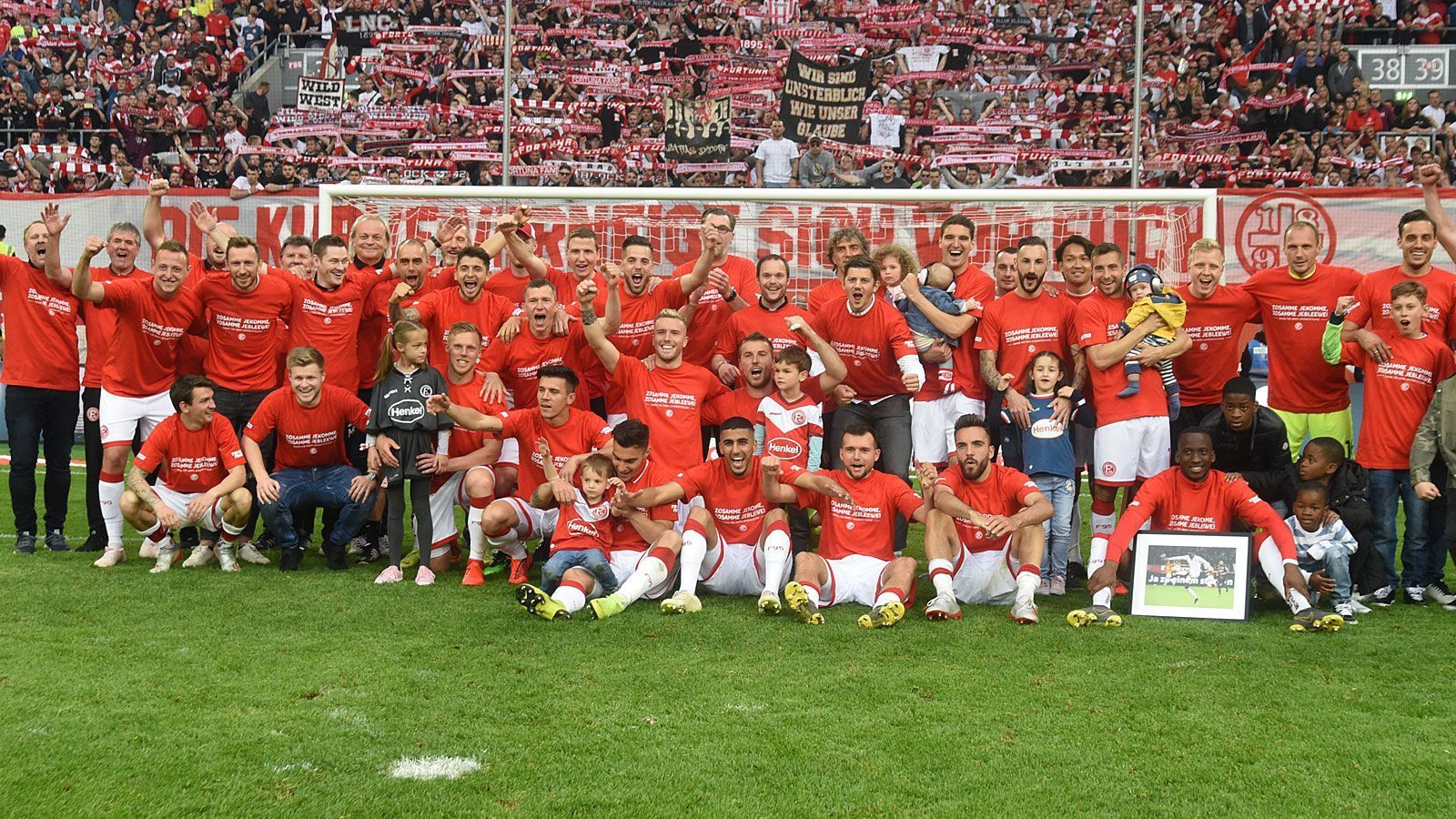 
                <strong>Gewinner: Fortuna Düsseldorf</strong><br>
                Als heißester Abstiegskandidat ist Fortuna Düsseldorf vor einem Jahr in seine 24. Bundesliga-Saison gestartet. Und lange Zeit dümpelten die Rheinländer auch am Tabellenende herum. Doch dann folgte die perfekte Englische Woche mit drei Siegen kurz vor Weihnachten und plötzlich mischte das Team von Trainer-Oldie Friedhelm Funkel die Liga auf. Am Ende stand mit Platz zehn das beste Abschneiden seit 29 Jahren. In der Rückrunde sammelte die Fortuna 26 Zähler - genauso viele wie 1899 Hoffenheim und nur einen weniger als Eintracht Frankfurt und der VfL Wolfsburg. Funkel und Co. schrieben ein kleines Fußball-Märchen im fast komplett vorhersehbaren Fußball-Business.
              