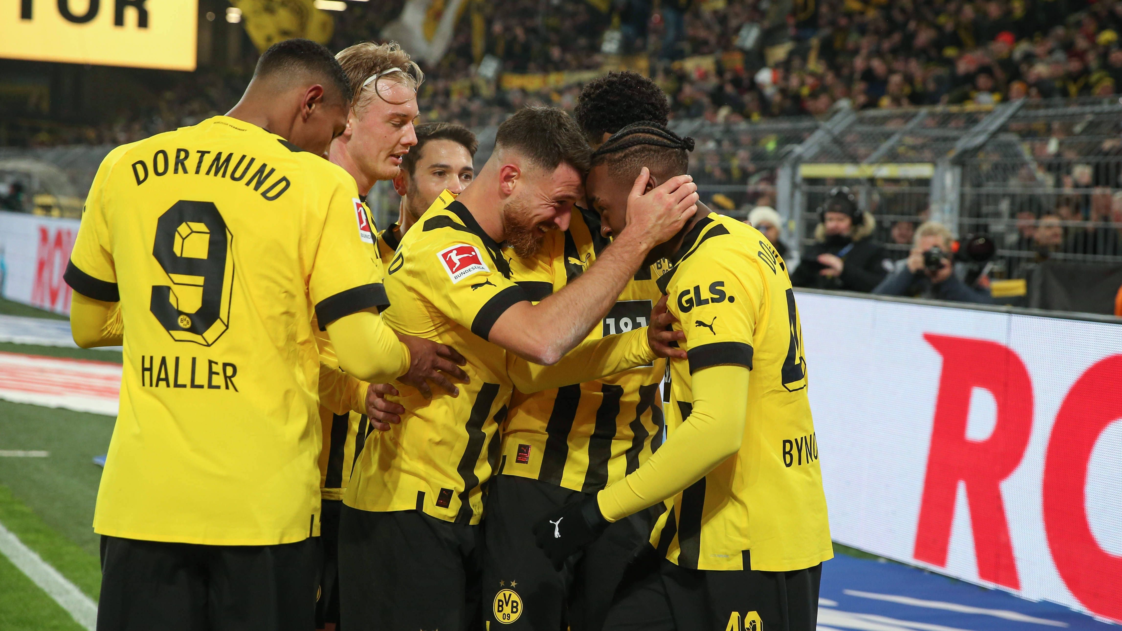 <strong>BVB: Januar 2023 – Beginn einer Serie</strong><br>Doch der BVB kämpft sich noch im Januar zurück auf die Siegerstraße. Attraktiv spielten die Dortmunder nicht, doch die Einstellung gefällt den Fans deutlich besser als in der Hinrunde. Mit einer ordentlichen Portion Glück gelingen auch gegen Mainz (2:1) und Leverkusen (2:0) Siege.&nbsp;