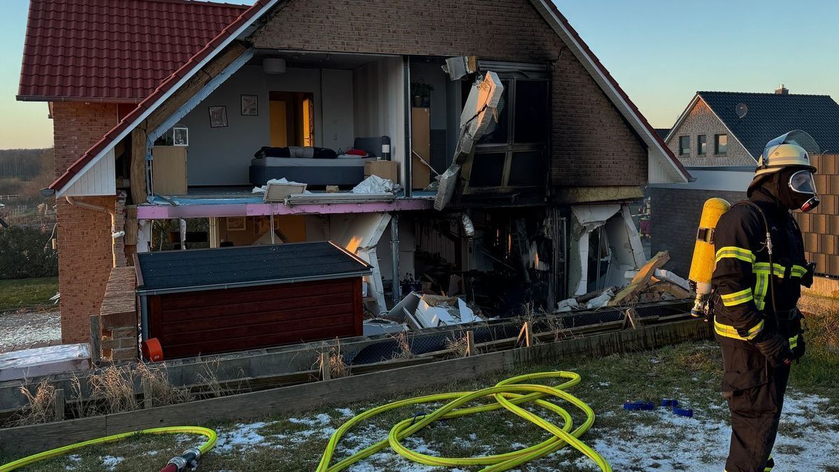 Explosion in Wohnhaus in Schönberg sprengt Hauswand weg