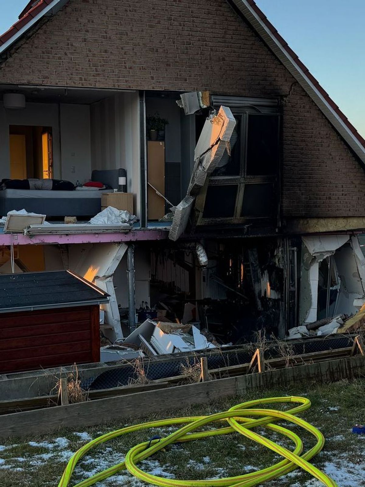 Explosion in Wohnhaus in Schönberg sprengt Hauswand weg