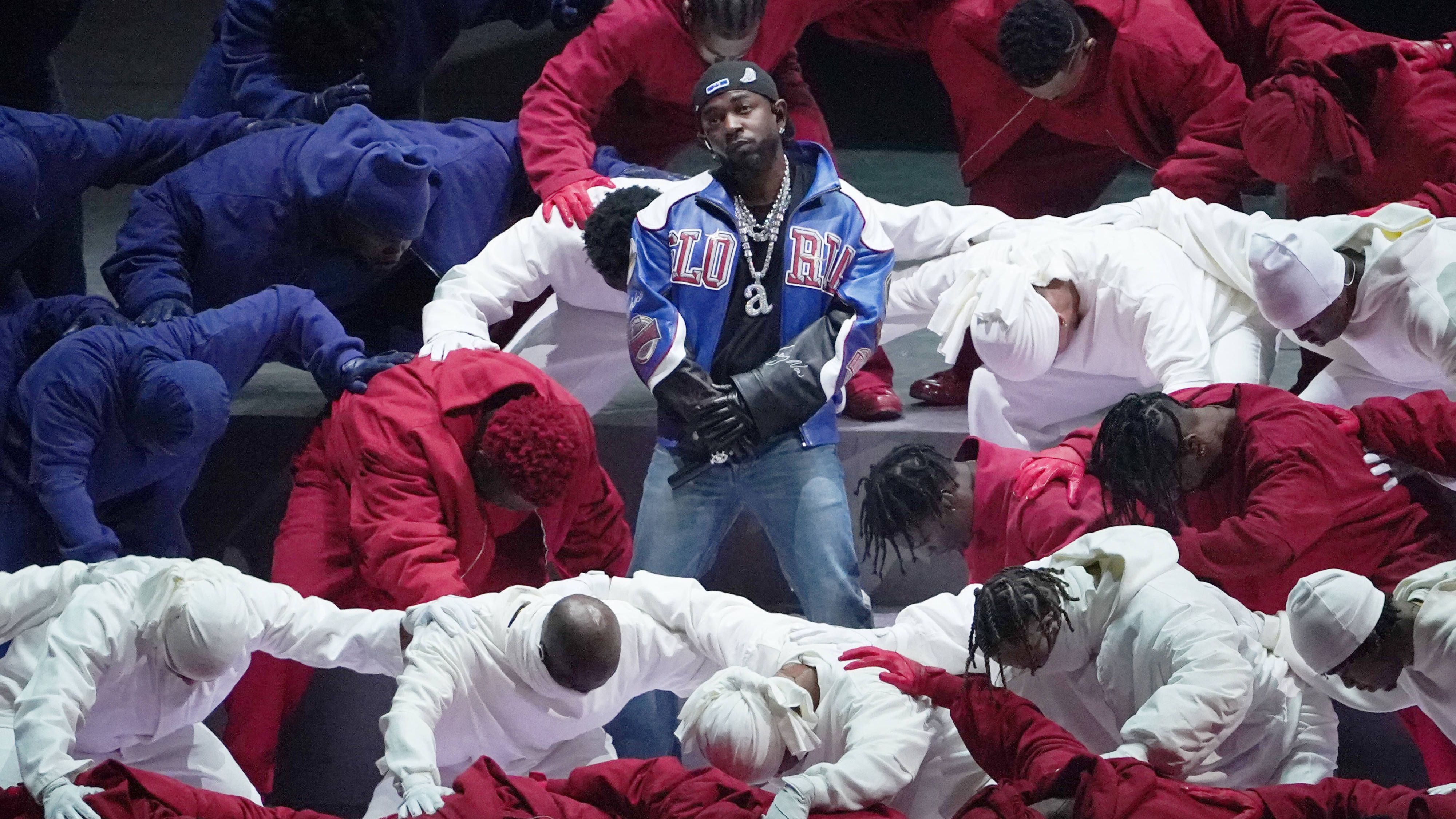 <strong>So lief die Halftime-Show mit Kendrick Lamar</strong><br>Rap-Superstar <a data-li-document-ref="496290" href="https://www.ran.de/sports/-496290">Kendrick Lamar hat die Halbzeitshow des Super Bowl LIX in New Orleans gerockt</a>. <em><strong>ran</strong></em> hat die Bilder und zeigt euch, wer Lamar unterstützte.