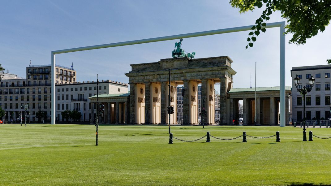 Riesige Kunstrasen-Fanmeile mit Public Viewing zur Fußball-Europameisterschaft 2024 im Berliner Tiergarten vor dem Brandenburger Tor.