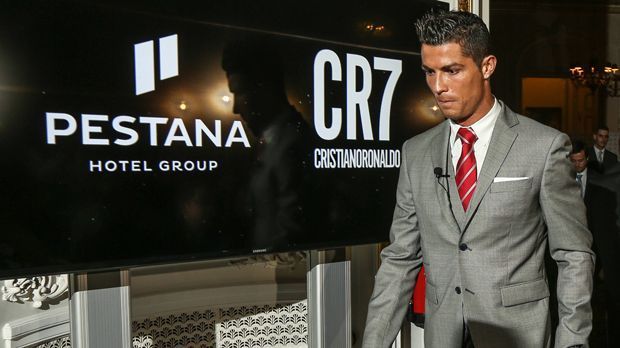 
                <strong>Cristiano Ronaldo (Hotelier)</strong><br>
                Cristiano Ronaldo (Hobby-Hotelier): Da Fußballspielen bekanntlich keine Beschäftigung für die Ewigkeit ist, will sich Cristiano Ronaldo nun auch im Hotelbusiness einen Namen machen. Mit ein wenig Kleingeld von 37 Millionen Euro plant der Portugiese in Kooperation mit "Pestana Hotels" die Eröffnung einer internationalen Hotelkette unter dem Namen "CR7", damit sein Name auch in Zukunft seine schillernde Strahlkraft bewahrt. Das erste Hotel des Hobby-Hoteliers soll auf seiner Heimatinsel Madeira entstehen.
              