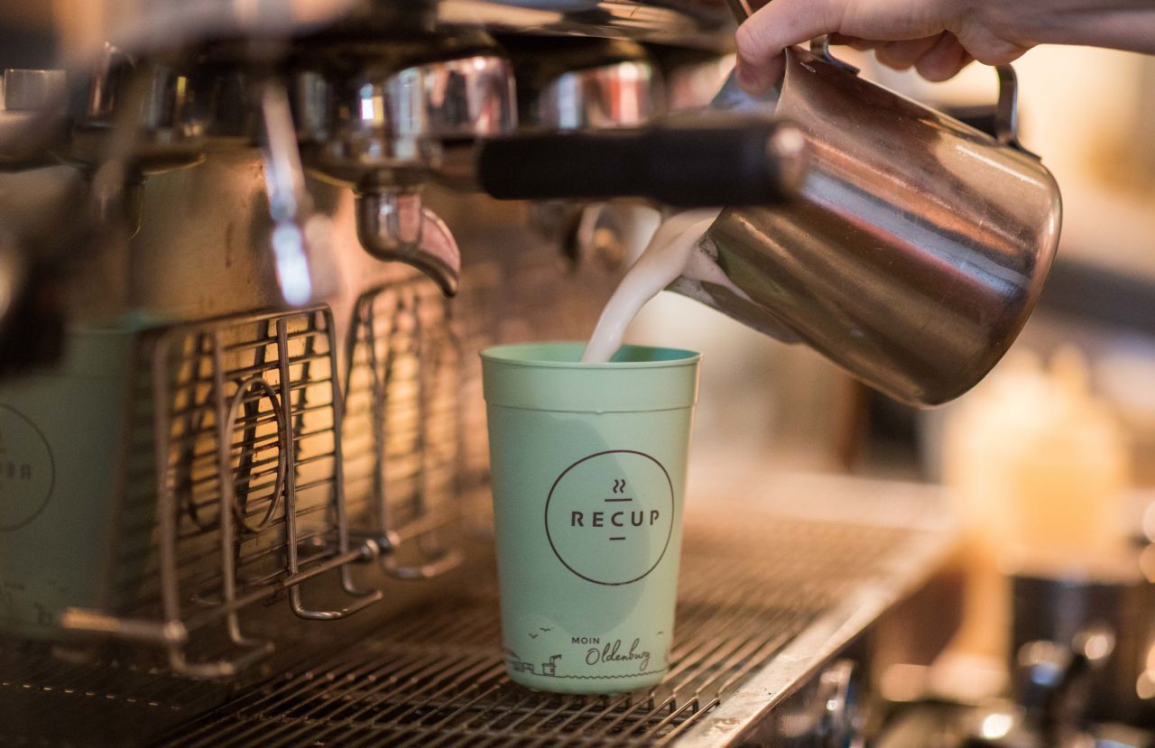 Coffee to-go produziert viel Müll. Konzepte wie ReCup setzen auf wiederverwendbare Becher.