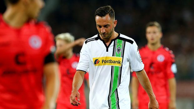 
                <strong>Josip Drmic (Borussia Mönchengladbach)</strong><br>
                Angriff: Josip Drmic (Borussia Mönchengladbach). Der Schweizer tauschte die Ersatzbank in Leverkusen gegen jene in Mönchengladbach ein - unfreiwillig! Doch bislang erwies sich Drmic für die Fohlen nicht als Verstärkung, erzielte keinen einzigen Liga-Treffer. Deshalb wird der Nationalspieler von Trainer Andre Schubert auch kaum noch eingesetzt. Die zehn Millionen Euro Ablöse haben sich bislang nicht rentiert.
              