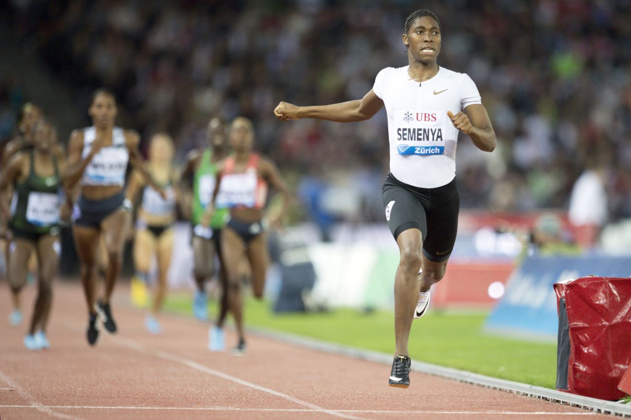 Caster Semenya: In der Debatte um das Geschlecht der südafrikanischen Läuferin und Olympia-Siegerin über 800 Meter urteilte der CAS 2019. Die Frage lautete, ob Semenya auch als Zwitter mit einem natürlich erhöhten Testosteronspiegel bei Frauen-Wettkämpfen starten darf. Der Leichtathletik Weltverband IAAF entschied, dass die erhöhten Werte der Athletinnen medikamentös gesenkt werden müssten. Die Sportlerin empfand das als disk