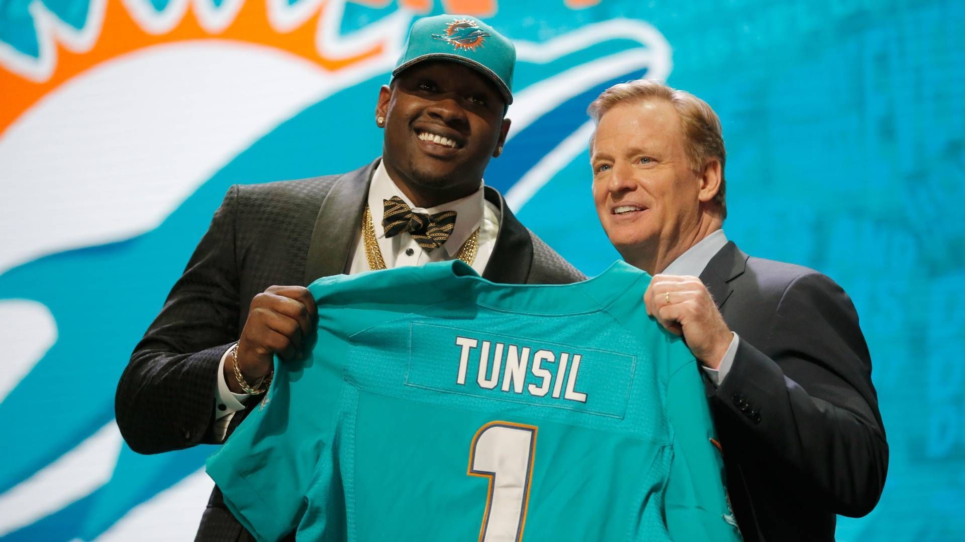 
                <strong>Laremy Tunsil</strong><br>
                Als klarer Favorit auf den Nummer-1-Pick ging Laremy Tunsil in den NFL Draft 2016. Der Offensive Lineman überzeugte zuvor auch beim Combine mit herausragenden Leistungen und schien der logische Kandidat, um an der ersten Stelle von den Tennessee Titans gewählt zu werden. Zwei Wochen vor dem Draft tradeten die Titans ihren Pick zu den Los Angeles Rams, die sich schließlich Jared Goff sicherten. Doch für Tunsil wurde es erst kurz vor dem Draft richtig unangenehm. Zehn Minuten vor Beginn des Events tauchte auf seinem Twitter-Account ein Video auf, in dem Tunsil eine Gasmaske trug und an einer Bong zog. Tunsils Berater gab sofort eine Stellungnahme ab und erklärte, der Account seines Schützlings sei gehackt worden. Dennoch fiel Tunsil bis auf die 13. Stelle, wo er schließlich von den Miami Dolphins gezogen wurde.
              