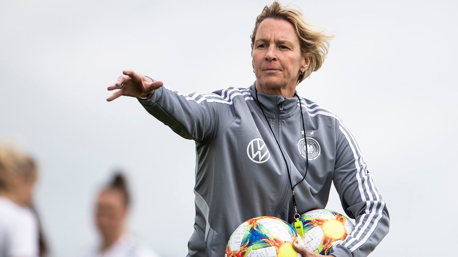 
                <strong>Martina Voss-Tecklenburg (54) </strong><br>
                &#x2022; Position: Bundestrainerin der deutschen Nationalmannschaft<br>&#x2022; Ehemalige Chefredakteurin des FF-Magazins / Mitglied im Vorstand von Fortuna Düsseldorf / TV-Expertin<br>
              