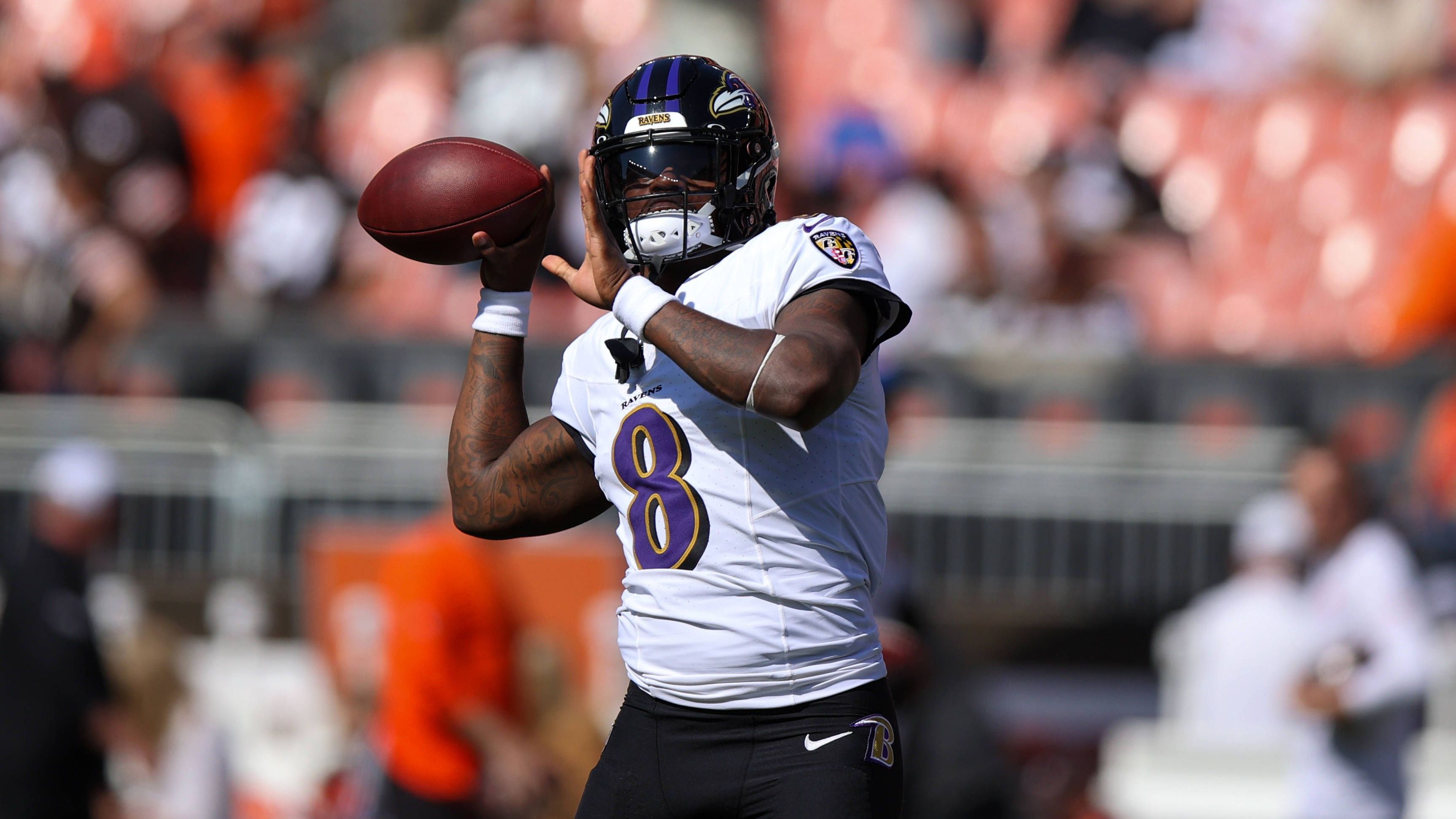 <strong>Baltimore Ravens: Lamar Jackson</strong><br> Lamar Jackson zeigt sich bestens erholt von seiner Verletzung in der vergangenen Saison und befindet sich in beeindruckender Form. Vier Passing Touchdowns, vier Rushing Touchdowns, nur eine Interception und eine Comepletion-Rate von fast 75 Prozent stellen MVP-Werte dar. Bleibt nur zu hoffen, dass der 26-Jährige in diesem Jahr fit bleibt.