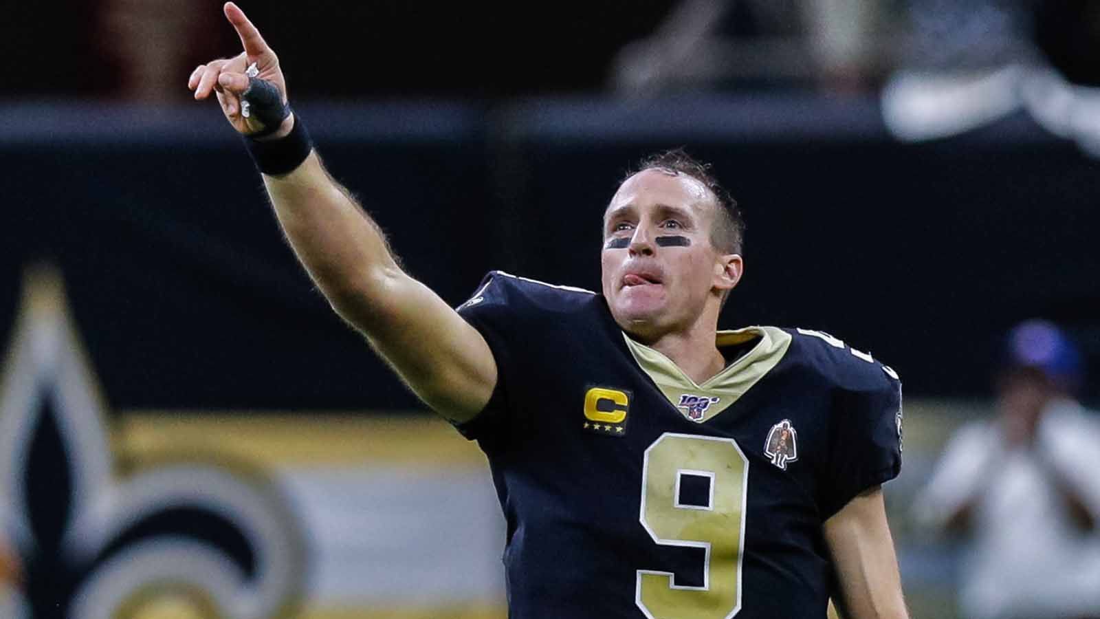 
                <strong>Drew Brees (2001 - heute / San Diego Chargers, New Orleans Saints)</strong><br>
                Die New Orleans Saints reagierten umgehend, nachdem bekannt wurde, dass Drew Brees nicht ins All-Time-Team der NFL berufen wurde. "Der Quarterback, der die Rekorde für die meisten geworfenen Touchdowns, erworfenen Yards und beste Passquote hält, hat es nicht auf die Liste geschafft", schrieben die Saints. 77.163 Yards, 544 Touchdowns und 67,6 % sind, vor Week 17, die Werte des 13-maligen Pro-Bowlers.
              