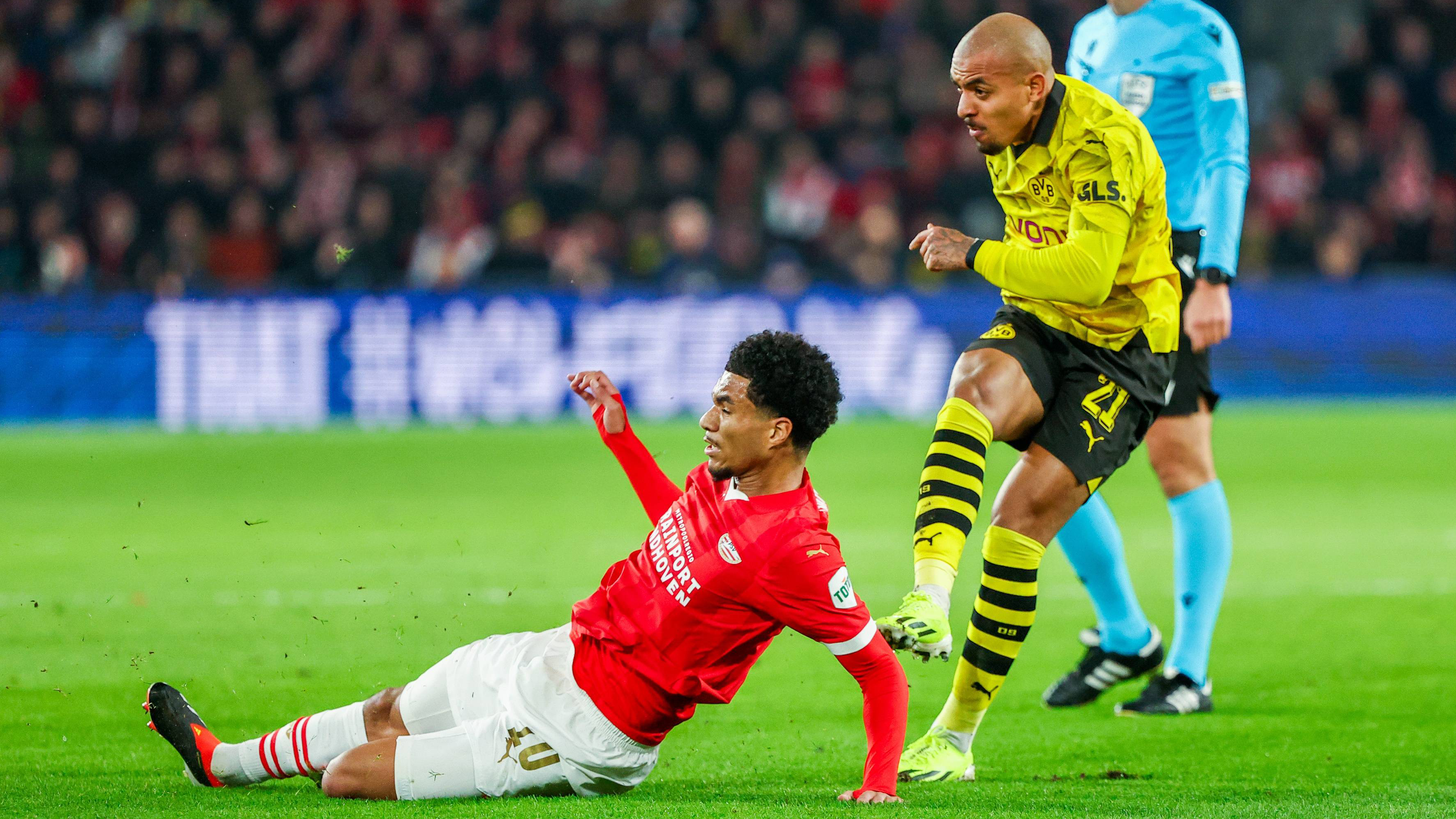 <strong>Donyell Malen:</strong> Wieder mal stark unterwegs, macht in der ersten Halbzeit den Unterschied. Tolles Tor, auch sonst mit guten Vorstößen und Ideen. Später etwas zurückhaltender, aber wenn der BVB gefährlich ist, dann meist über ihn. Geht in der 82. runter. <strong><em>ran</em>-Note: 2</strong>