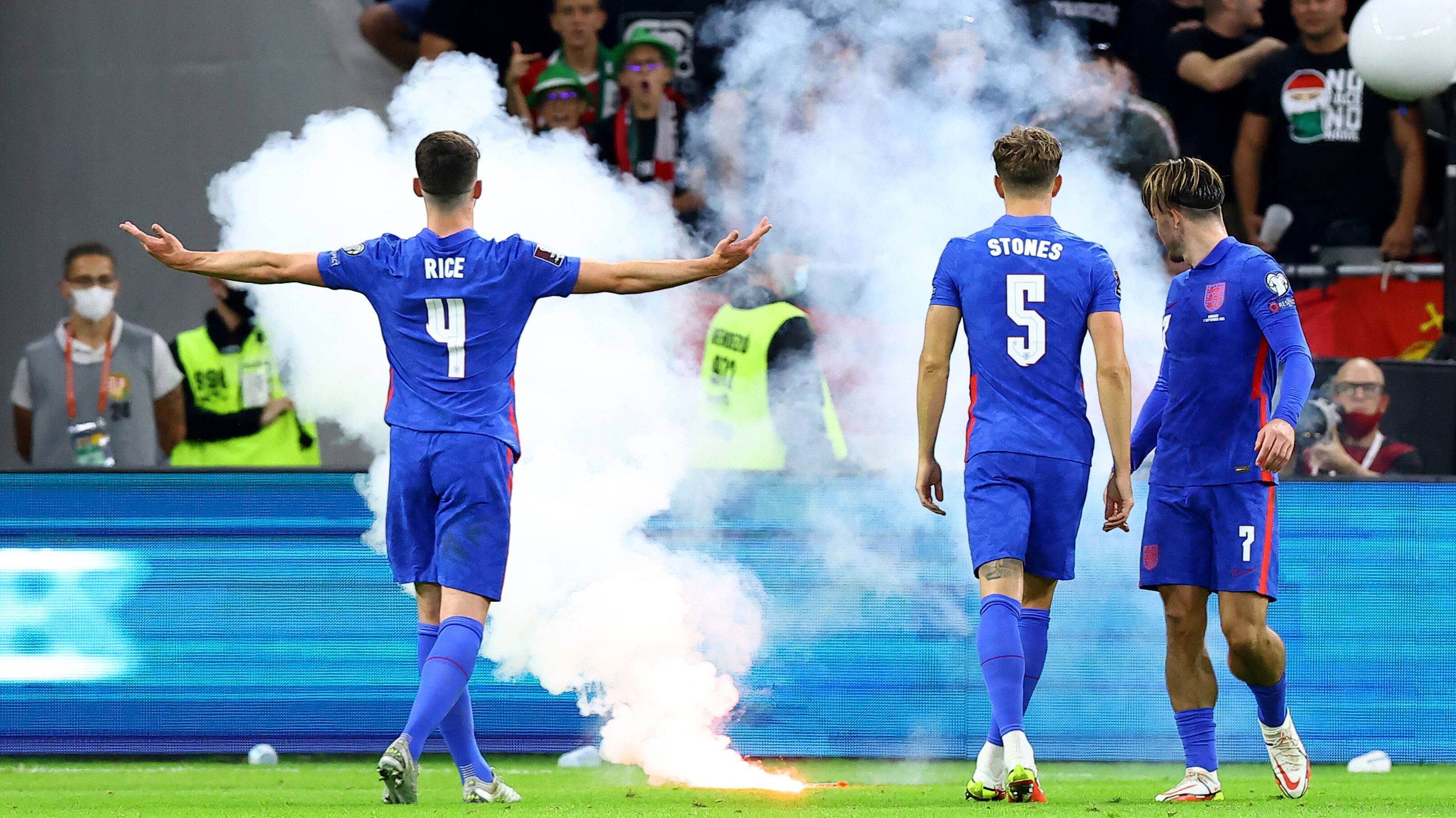 
                <strong>Bengalos fliegen auf das Feld</strong><br>
                Aber nicht nur mit Bechern wurden die englischen Spieler an diesem Abend beworfen. Auch Feuerwerkskörper und Bengalos landeten auf dem Rasen der Puskas-Arena.
              