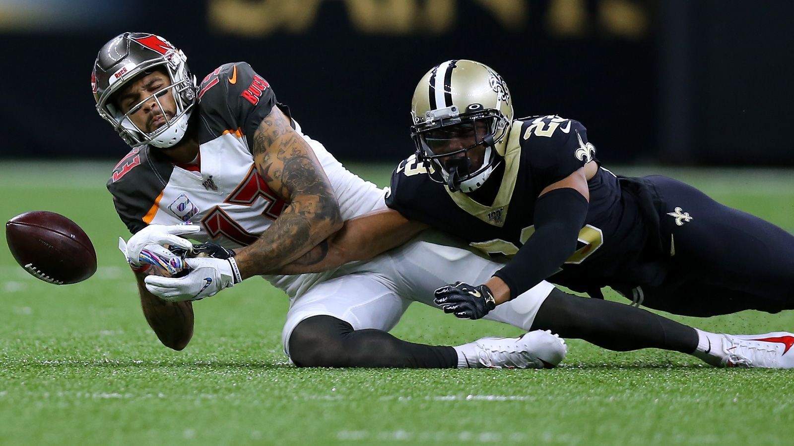 
                <strong>Bucs at Saints: Mike Evans vs. Marshon Lattimore</strong><br>
                Und noch ein klassisches Duell. Bucs-Receiver Mike Evans wird immer wieder von Brady angeworfen, mit 1.006 Yards und 13 Touchdowns in der Regular Season ist er ein absoluter Fixpunkt in der Offense von Tampa Bay. Marshon Lattimore wird sich um Evans kümmern, beide sind dreimalige Pro Bowler und haben schon häufig gegeneinander gespielt. Ein hochklassiges Duell ist also zu erwarten.
              