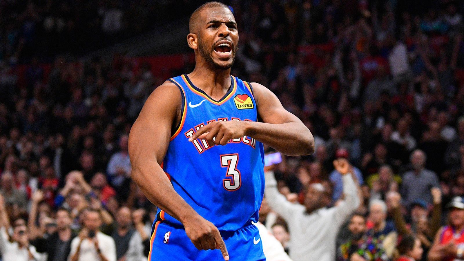 
                <strong>Westen: Oklahoma City Thunder</strong><br>
                Das Team um den deutschen Dennis Schröder zählt zu den positiven Überraschungen der Saison. Trotz der namhaften Abgänge von Russel Westbrook und Paul George steht OKC im Westen auf Platz 5. Chris Paul (Foto) zählt mit seinen 35 Jahren noch immer zu den besten Spielmachern der NBA. Statistisch ist Oklahoma in vielen Aspekten lediglich Durchschnitt. Dafür aber setzt sich das Team auffällig oft in knappen Spielen durch – 29 Clutch-Wins sind der Bestwert der Liga.
              