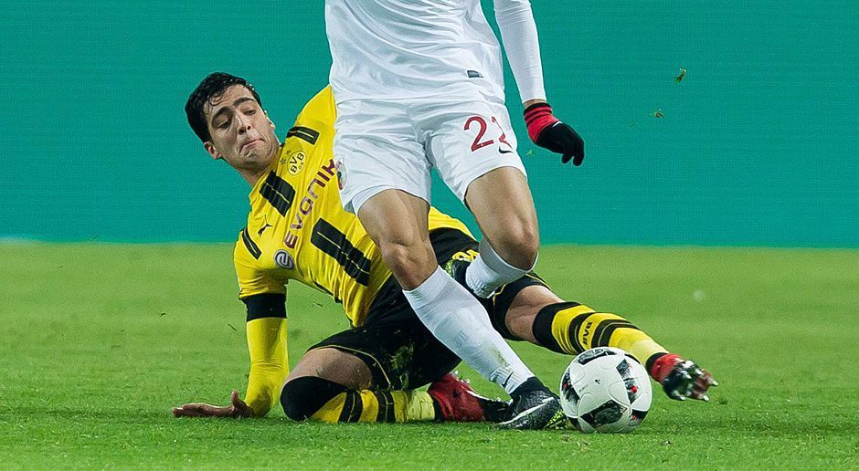 
                <strong>Mikel Merino</strong><br>
                Mikel Merino: Man merkte ihm die fehlende Spielpraxis an. Schwankte zwischen gutem Pass und schlampigem Zuspiel, zwischen starker und inkonsequenter Zweikampfführung (nur 50% gewonnene Zweikämpfe in Halbzeit eins). Traute sich aber viel zu, hatte mit die meisten Ballkontakte und einen guten Abschluss in Halbzeit eins. Wurde mit zunehmender Spieldauer auch offensiv auffällig. ran-Note: 3-. 
              