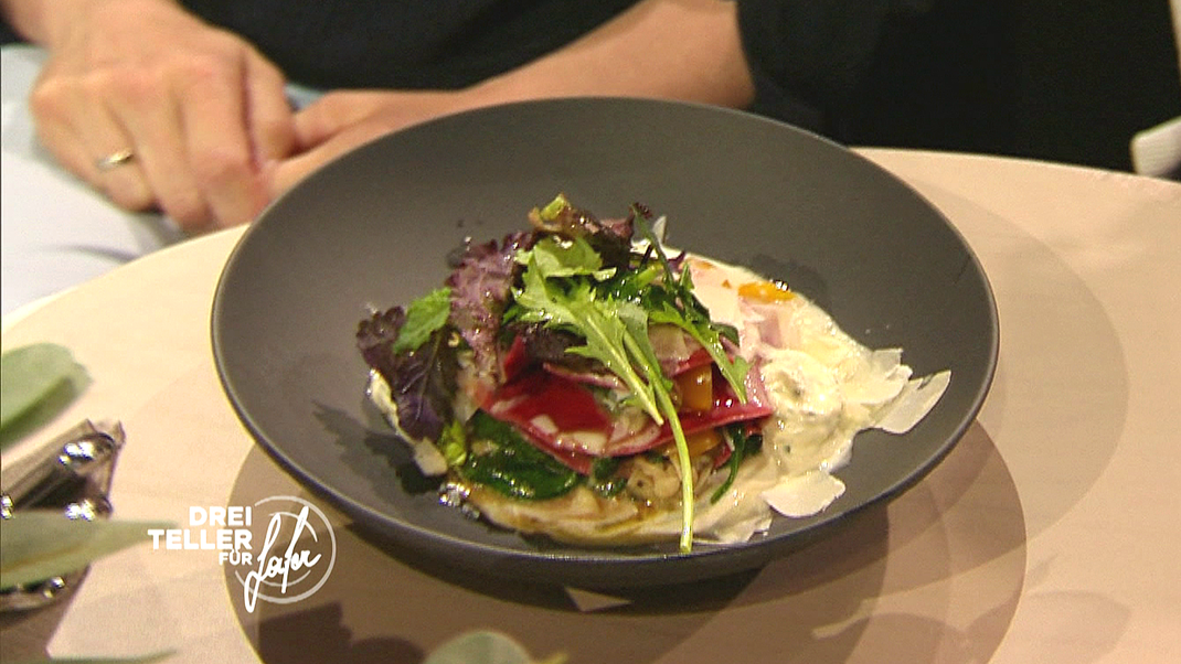 Offene Spinat-Pilz-Lasagne mit roter Pasta, Parmesan und Weißweinschaum.