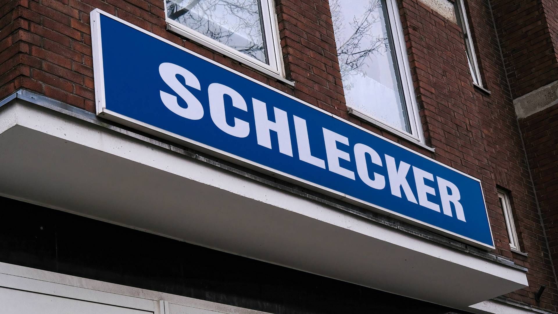 <strong>Schlecker und Neckermann gehen pleite</strong><br>
                Das Jahr 2012 markiert das Ende zweier deutscher Traditionsfirmen. Die Drogeriekette "Schlecker" sowie das Versandunternehmen "Neckermann" gehen pleite und werden abgewickelt. An die Jüngeren, die nur den FC Bayern als Meister kennen: "Neckermann" ist damals so etwas wie "Amazon" heute, nur nicht ganz so cool...