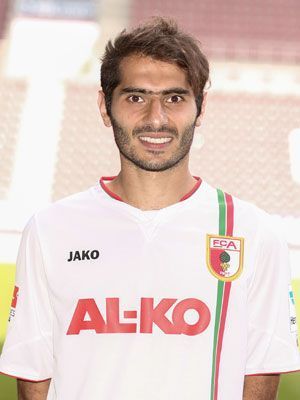 
                <strong>FC Augsburg Heimtrikot</strong><br>
                Beim FC Augsburg setzt man in Sachen Trikot auf Kontinuität. Ganz nach dem Motto: "Lieber neue Spieler, als neue Trikots", laufen die Augsburger auch in der Saison 2013/2014 in Weiß auf
              