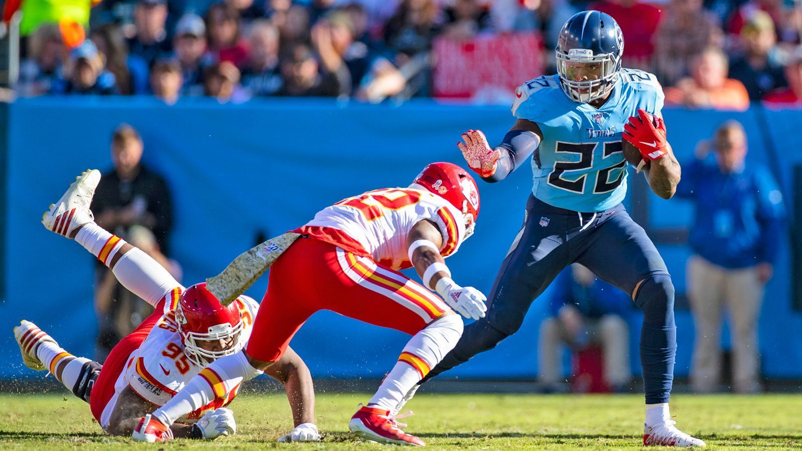 
                <strong>Running Back: Derrick Henry</strong><br>
                Derrick Henry gehört mit seinen 832 erlaufenen Rushing Yards zu den zehn besten Running Backs der NFL (Platz neun). Mit den Jacksonville Jaguars kommt jetzt die viertschlechteste Laufverteidigung der Liga nach Tennessee. Henry ist in seinem Team konkurrenzlos und wird viele Snaps bekommen.
              