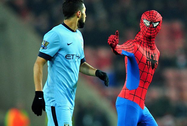 
                <strong>Sunderland vs. ManCity: Spiderman als Flitzer</strong><br>
                Noch eine starke Geste - dann wird Spiderman sachgerecht von den Ordnern vom Platz geholt. Lässiger wäre es natürlich gewesen, über das Stadion-Dach zu flüchten ...
              
