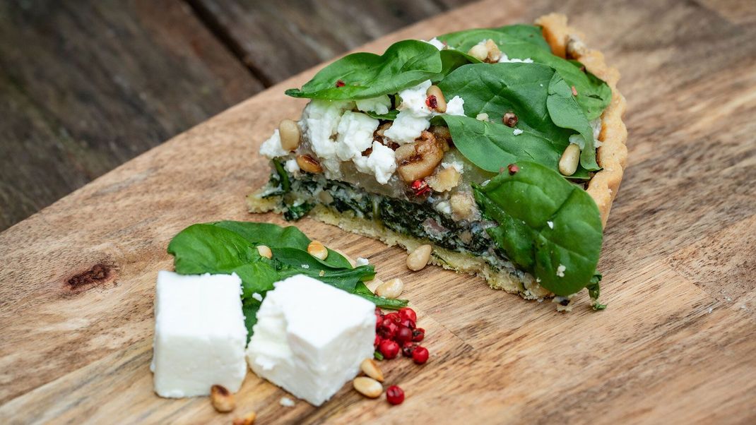 Mürbteig mit Spinat-Füllung, Birnenkompott, Feta und Walnüssen