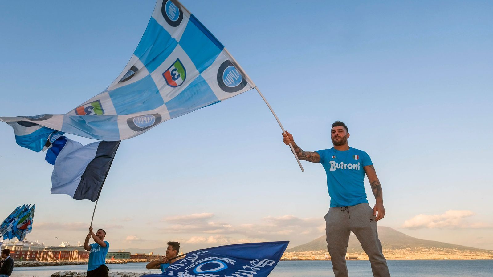 
                <strong>Neapel in Udine - Tausende Fans feiern zuhause</strong><br>
                Während die Stars von Neapel in Udine den Titel perfekt machten, trafen sich in Neapel schon vor Spielbeginn tausende Fans, um das Spiel zunächst live zu gucken und anschließend zu feiern.
              