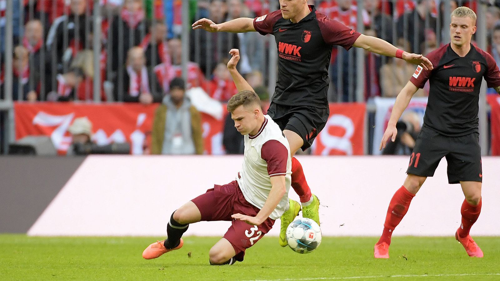 
                <strong>Joshua Kimmich</strong><br>
                Auch er wie immer bemüht, kämpferisch ohne Fehl und Tadel, defensiv stark. Im Spiel nach vorne aber ohne zwingende Ideen. ran-Note: 3
              