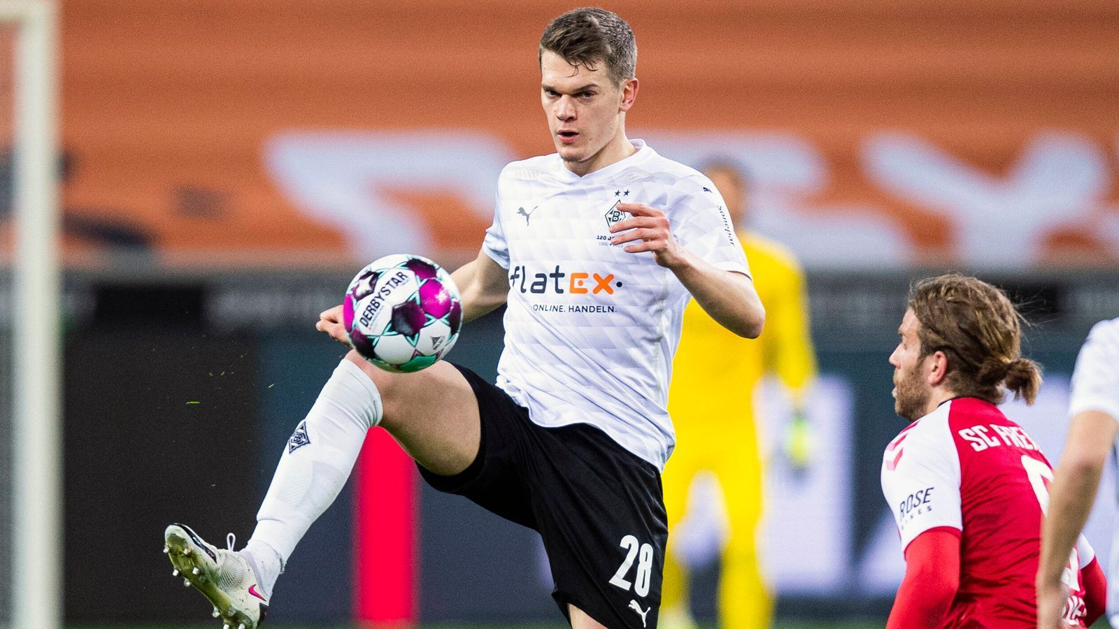 
                <strong>Abwehr: Matthias Ginter (Borussia Mönchengladbach)</strong><br>
                Ab 1. Januar 2022 darf Matthias Ginter durch seinen im Sommer auslaufenden Vertrag mit interessierten Vereinen verhandeln. Aber gibt es derzeit so viele Klubs, die Ginter holen wollen? Zuletzt nämlich gab der 27-Jährige zusammen mit seinem Gladbacher-Abwehrkollegen ein sehr enttäuschendes Bild ab. Als Chef der "Fohlen"-Defensive musste der Nationalspieler hilflos miterleben, wie seine Borussia ein ums andere Mal zur Schießbude wurde. Das absolute Negativ-Highlight war das blamable 0:6 zuhause gegen den SC Freiburg. Mit Leistungen wie zuletzt könnte es für Ginter perspektivisch wohl auch schwierig werden, sich im Kreis der Nationalmannschaft zu halten - mit der WM 2022 steht schließlich in rund einem Jahr das nächste Turnier vor der Tür.
              