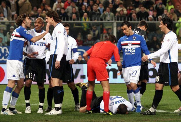 
                <strong>Marco Materazzi vs. Gennaro Delvecchio</strong><br>
                Marco Materazzi (liegend) schafft es gleich zwei Mal in diese "Auswahl". Der Italiener schafft es, Gennaro Delvecchio (l.) so zu provozieren, dass dieser mit einem Kopfstoß zurückschlägt. 
              