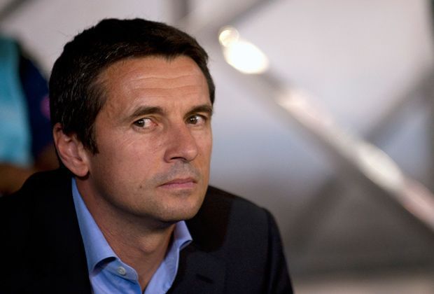 
                <strong>Lyons Trainer: Remi Garde</strong><br>
                In seiner aktiven Zeit lief Remi Garde für Olympique Lyon, Racing Straßburg und den FC Arsenal auf. Von 2003 an arbeitete der frühere Abwehrspieler als Co-Trainer bei OL, ehe er am 21. Juni 2011 zum Chef-Trainer befördert wurde. Auf seinen ersten Titel wartet der 48-Jährige noch.
              