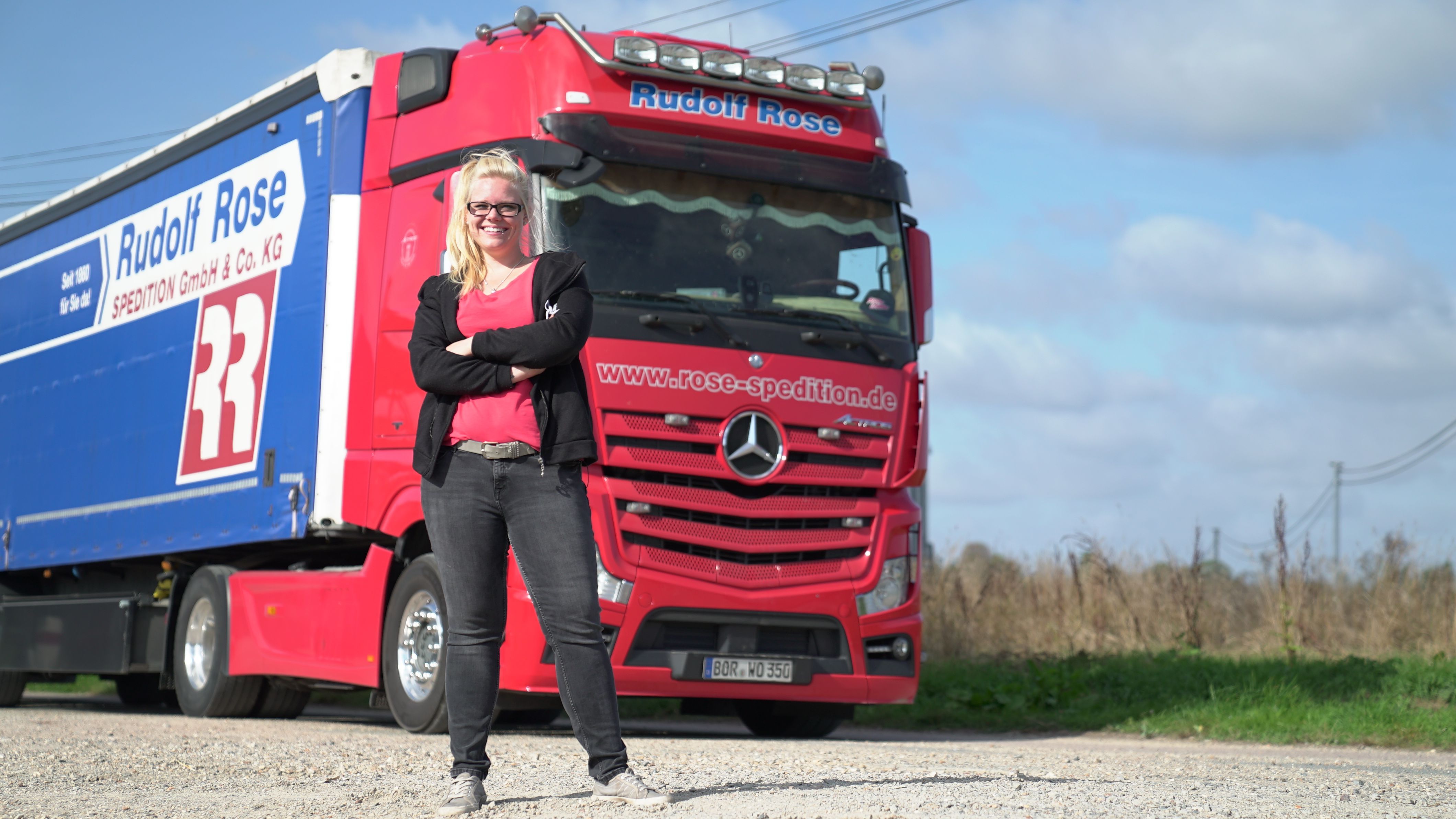 "Trucker Babe" Manu mit ihrem 450 PS Truck. 