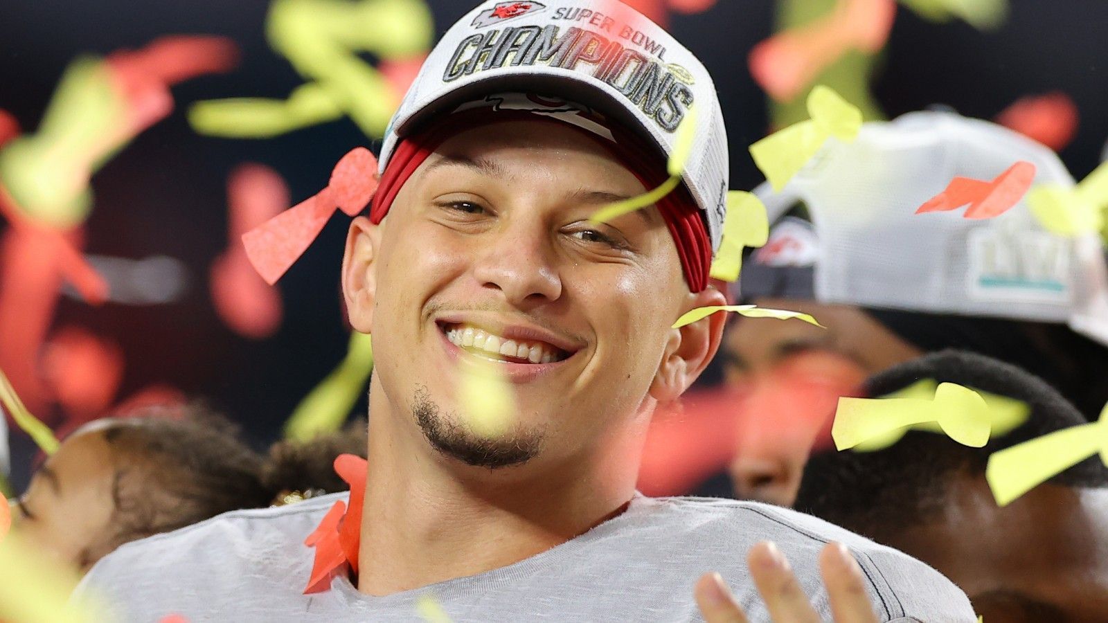 <strong>Mega-Vertrag und privates Glück: Der Mahomes-Kosmos</strong><br>
                Mit einem Gesamtvolumen von 450 Millionen US-Dollar über zehn Jahre hält Quarterback-Superstar Patrick Mahomes den Rekord für den höchstdotierten Vertrag der NFL-Geschichte. Doch wie tickt der Signal Caller der Kansas City Chiefs überhaupt? <em><strong>ran</strong></em> zeigt den Patrick-Mahomes-Kosmos.
