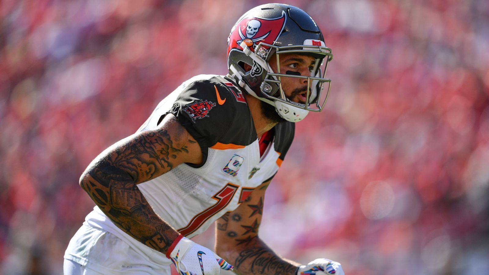 
                <strong>Wide Receiver Mike Evans</strong><br>
                Mike Evans ist seit dem Jahre 2014, als er in Runde 1 von den Tampa Bay Buccaneers ausgewählt wurde, der absolute Top-Star unter den Wide Receivern Tampa Bays. In allen sechs Spielzeiten durchbrach er die 1000-Yards-Marke. Vergangene Saison hatte der 26-Jährige 1157 Receiving-Yards zu verbuchen, war somit teamintern die Nummer 2 hinter Chris Godwin. Allerdings wurde Evans oftmals auch von zwei Verteidigern gedeckt, sodass Freiräume für Godwin entstanden. Kein Team in der NFL hatte 2019 ein produktiveres Starting-Receiver-Duo als Tampa Bay mit Godwin und Evans. Mit seiner Größe von 1,96 Meter und seinen sicheren Händen fängt er auch schwer zu erreichende Pässe oftmals sicher.
              