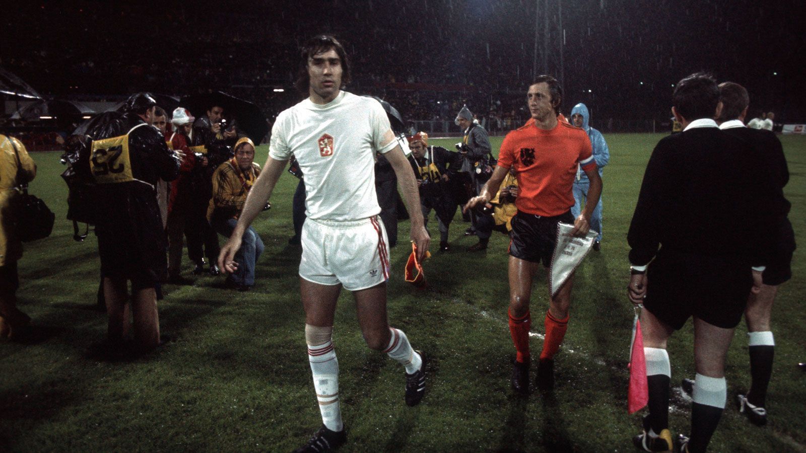 
                <strong>EM 1976: Tschechoslowakei - Niederlande 3:1 n.V.</strong><br>
                Ein wildes Duell lieferten sich 1976 die Tschechoslowakei und Vize-Weltmeister Niederlande um den legendären Offensivspieler Johan Cruyff. Nach 90 hitzigen Minuten, in denen auf beiden Seiten ein Akteur vorzeitig unter die Dusche geschickt wurde, stand es 1:1. In der Verlängerung flog unmittelbar nach dem 1:2 mit Willem van Hanegem der zweite "Oranje"-Spieler vom Platz, Frantisek Vesely machte mit dem 3:1 kurz vor dem Schlusspfiff die Überraschung perfekt und schoss die Tschechoslowakei ins Endspiel, das im Elfmeterschießen gegen Deutschland gewonnen wurde.
              