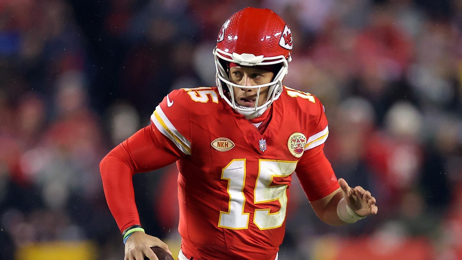 <strong>Bester NFL-Spieler: Patrick Mahomes<br></strong>Die Wahl viel auf Star-Quarterback Patrick Mahomes von den Kansas City Chiefs. "Egal, wie weit dein Team zurückliegt, er kann dich immer zurück bringen," schrieb einer der NFL-Spieler. Die Umfrage fand anonym statt. Auf dem zweiten Platz landete LA Rams-Star Aaron Donald, auf Platz drei Myles Garrett von den Cleveland Browns.