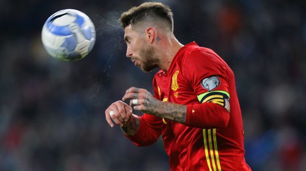 
                <strong>Sergio Ramos</strong><br>
                Sergio Ramos: Der spanische Abwehrchef musste seinen Einsatz im WM-Qualifikationsspiel gegen Albanien teuer bezahlen. Ramos fällt wegen einer in diesem EM-Qualifikationsspiel erlittenen Knieverletzung wohl mindestens einen Monat aus. Laut Mannschaftsarzt Oscar Celada sei das innere Seitenband des Real-Stars in Mitleidenschaft gezogen worden.
              