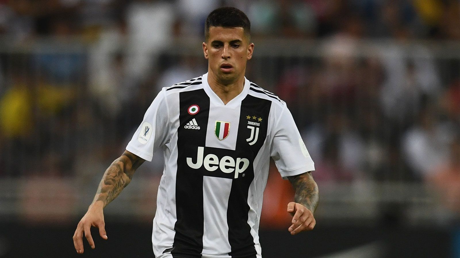 
                <strong>Joao Cancelo (Juventus Turin)</strong><br>
                Die "Daily Mail" bringt auch Juve-Verteidiger Joao Cancelo als möglichen Wechsel-Kandidaten ins Spiel. Der 24-Jährige sei eine Alternative, sollte Crystal Palaca Wan-Bissaka nicht ziehen lassen. Allerdings gibt's den Portugiesen nicht gerade zum Schnäppchenpreis. 65 Millionen Pfund (76 Millionen Euro) müsste Manchester wohl springen lassen. Das liegt vor allem daran, dass Cancelo erst im vergangenen Sommer einen Fünfjahres-Vertrag in Turin unterschrieben hatte.
              