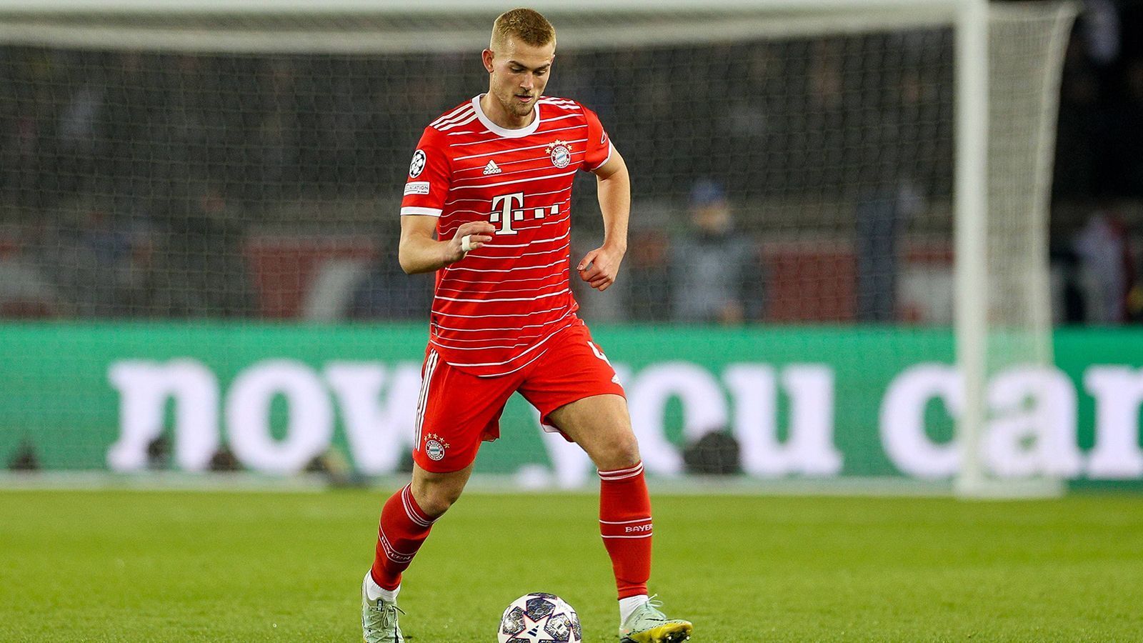 
                <strong>Matthijs de Ligt (FC Bayern München)</strong><br>
                Bekommt es anfangs immer wieder mit Lionel Messi zu tun und macht dabei eine gute Figur. Harmoniert zudem gut mit Coman auf der rechten Seite. Nach Mbappes Einwechslung rückt der Niederländer in die Abwehrzentrale und füllt die Position genauso stark aus wie zuvor Upamecano. ran-Note: 1
              