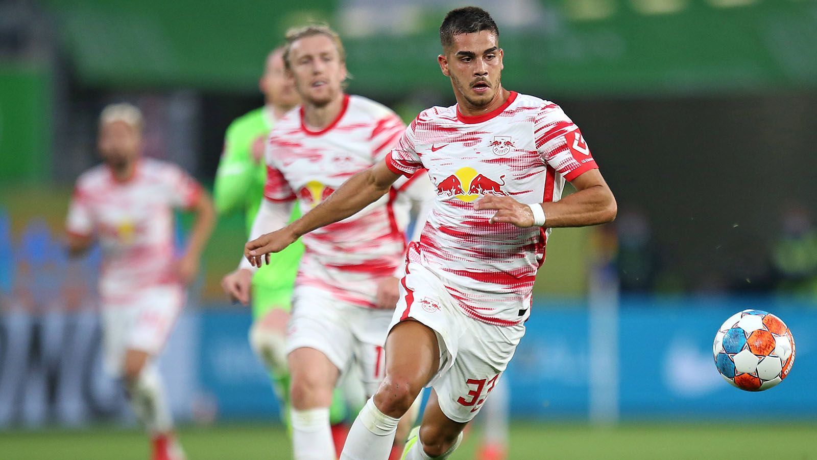 
                <strong>Platz 8: Andre Silva (RB Leipzig</strong><br>
                Nach einer starken Saison bei Eintracht Frankfurt, überwies RB Leipzig 23 Millionen Euro, um sich die Dienste des portugiesischen Mittelstürmers zu sichern. 
              