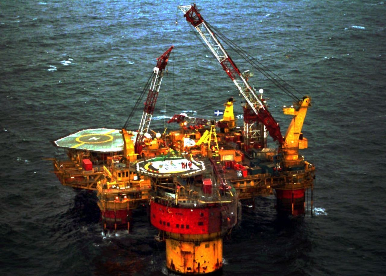 Die Ölplattform "Brent Star" sollte 1995 versenkt werden, um sie zu entsorgen. Greenpeace besetzte die 14.500 Tonnen schwere und 140 Meter hohe Förderinsel und erreichte, dass der Shell-Konzern sie doch an Land entsorgte.