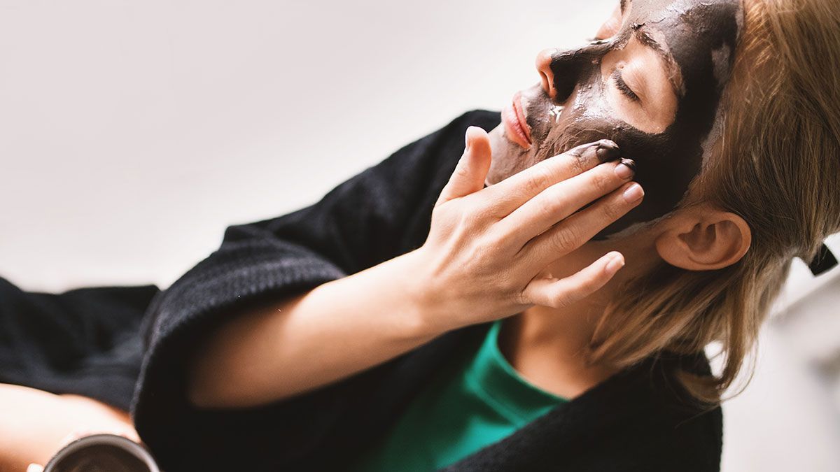 Nicht nur eure Haare freuen sich über eine reichhaltige Feuchtigkeitspflege – auch die Gesichtshaut. Dabei stehen Peelings und Masken an oberster Stelle!