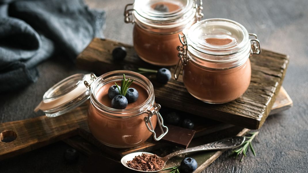 Pflanzlich, cremig und unwiderstehlich: Diese Mousse au Chocolat ist ein genialer Nachtisch, den garantiert Jedermann lieben wird.