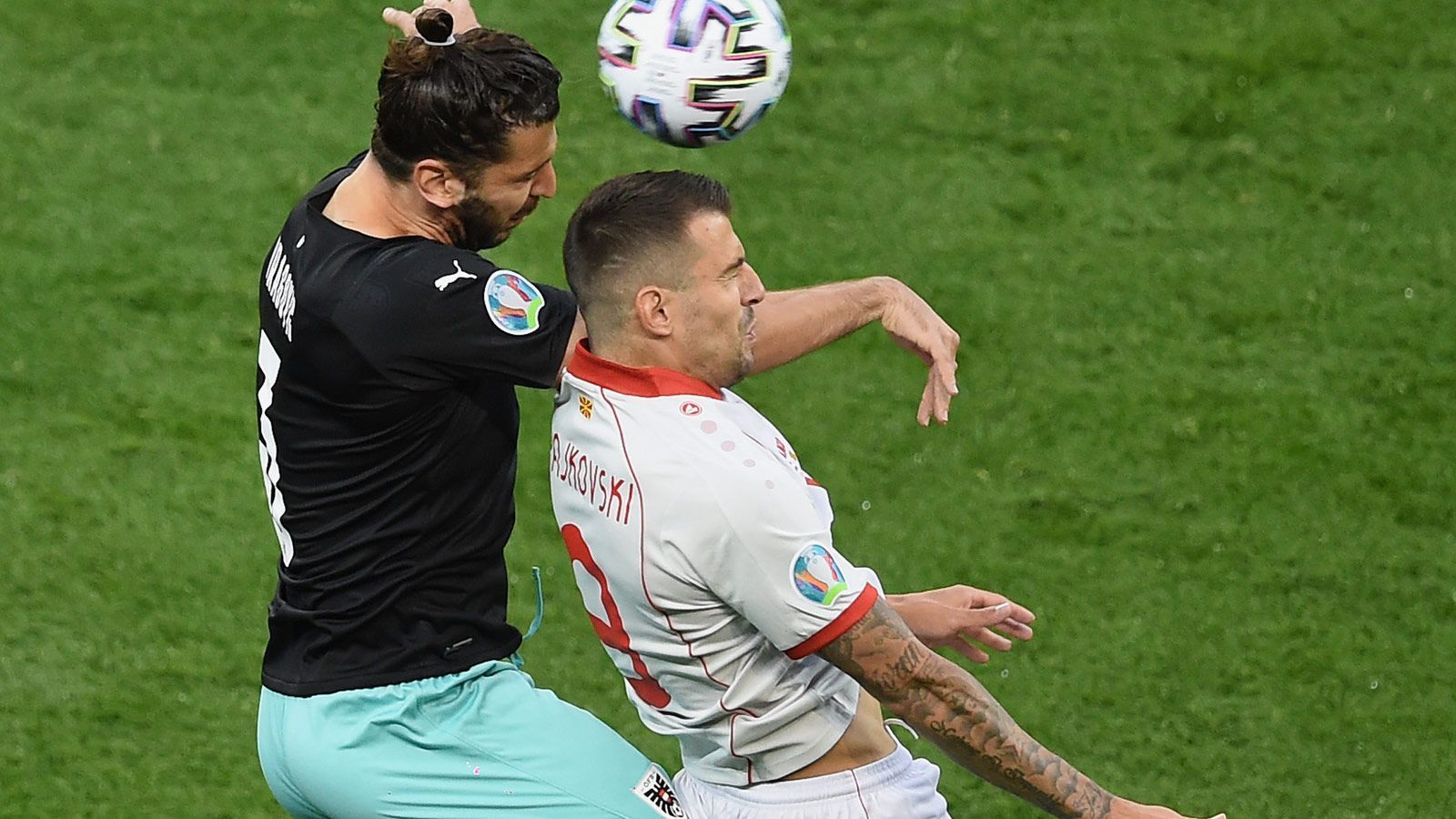 
                <strong>Kopfballduell mit Nordmazedonier Aleksandar Trajkovski</strong><br>
                Bei Österreichs 3:1-Erfolg über Nordmazedonien bekommt er in der 42. Minute bei einem Kopfballduell mit Stürmer Aleksandar Trajkovski den Ellbogen des Gegners ins Gesicht.
              