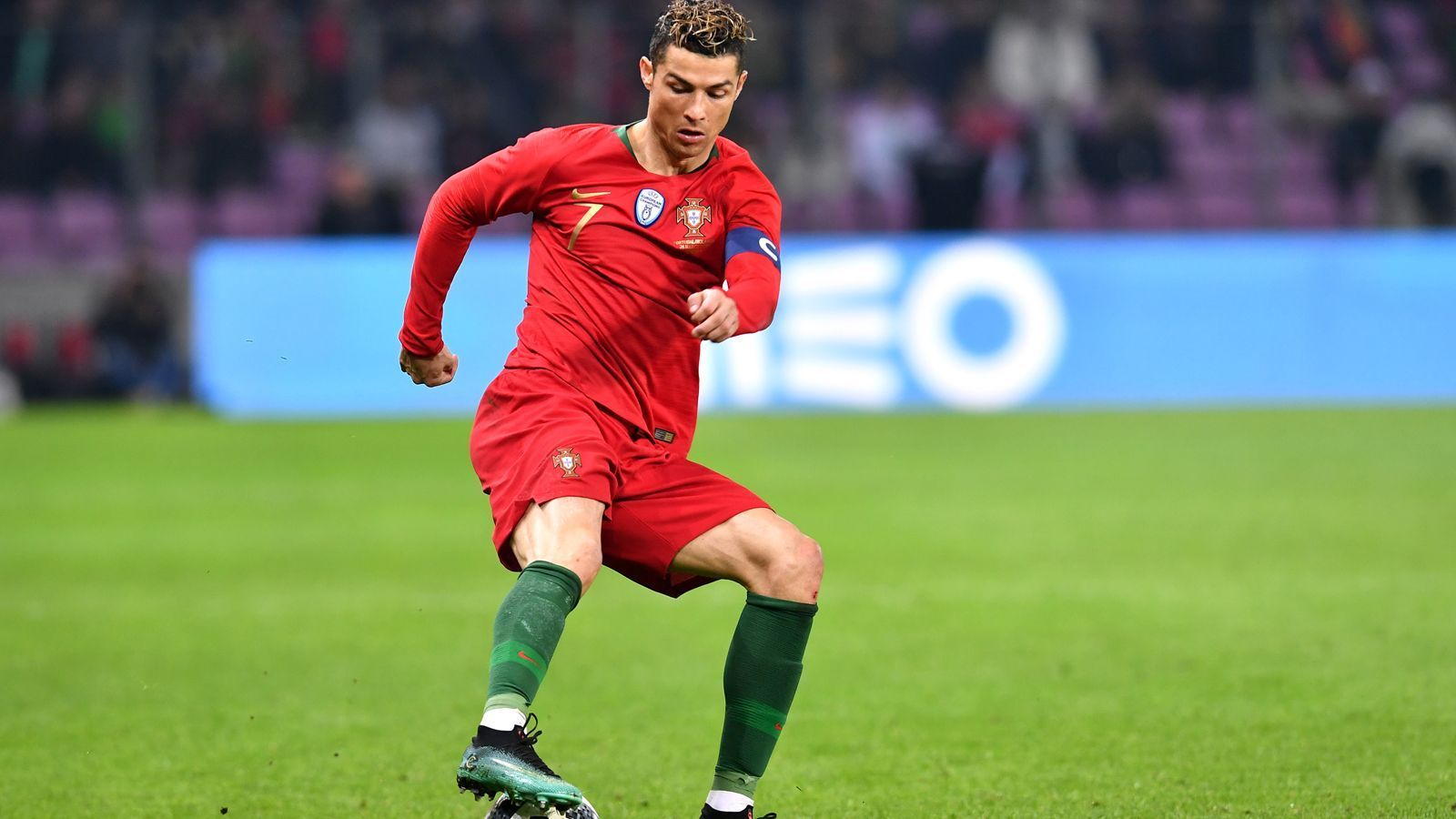 
                <strong>Platz 8: Cristiano Ronaldo (Portugal)</strong><br>
                Platz 8: Cristiano Ronaldo (Portugal) - Marktwert: 100 Millionen Euro
              